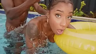 Black babe Sarai Minx gets poked in the pool! - african porn