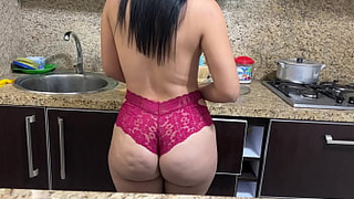 I found my Stepmom Cooking in a bikini with her Enormous Booty and I Stayed to Help Her - My Stepson Got a Boner When He Saw my Butt in the Kitchen and Doesn't Want to Leave