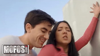 Lucky Jordi Meets Busty Valeria Valois Who Desperately Asks For His Help In Exchange With A Nice Bj - Mofos