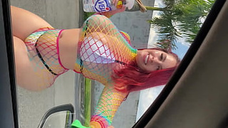 Car wash cleaner cleans windows and licks cock for two reais