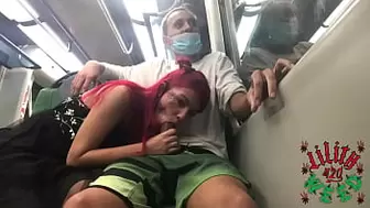 youngster does oral sex in gifted in public on the train/adolecente faz boquete em dotado em publico no metro. Completo no VídeoRed