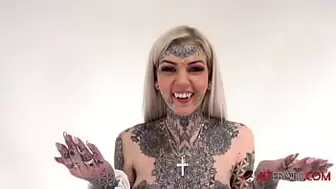 Tattooed Amber Luke mounts the tremor for the first time