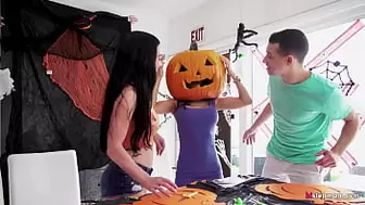 Stepmom's Head Stucked In Halloween Pumpkin, Stepson Helps With His Gigantic Penis! - Tia Cyrus, Johnny
